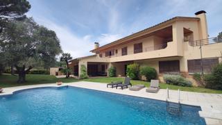 Masia a Golf Costa Brava. Casa chalet con mucha intimidad
