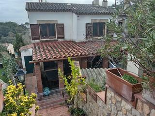Casa  Carrer vall de nria. Casa estilo bungalow