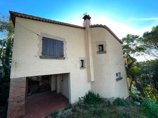Casa aparellada  Carrer de la pujada de l'hotel. Casa de tres habitaciones amplias