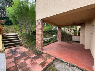 Casa aparellada  Carrer de la pujada de l'hotel. Casa de tres habitaciones amplias