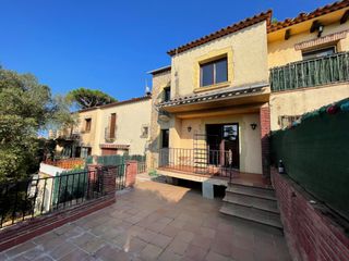 Casa adossada a Golf Costa Brava. Casa adosada situada en la tranquila urbanización golf costa bra