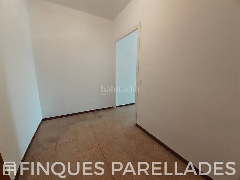 Foto 0c671d8d-921b-43a8-87ba-f70697e47b03. Piso gran piso luminoso esquinero con ascensor para reformar . zona pueblo seco en Sitges