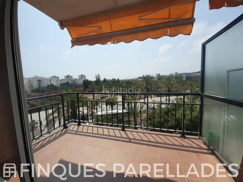 Foto 2170bd1a-a475-4d2c-ae56-44d9ca9af8bd. Piso gran piso luminoso esquinero con ascensor para reformar . zona pueblo seco en Sitges