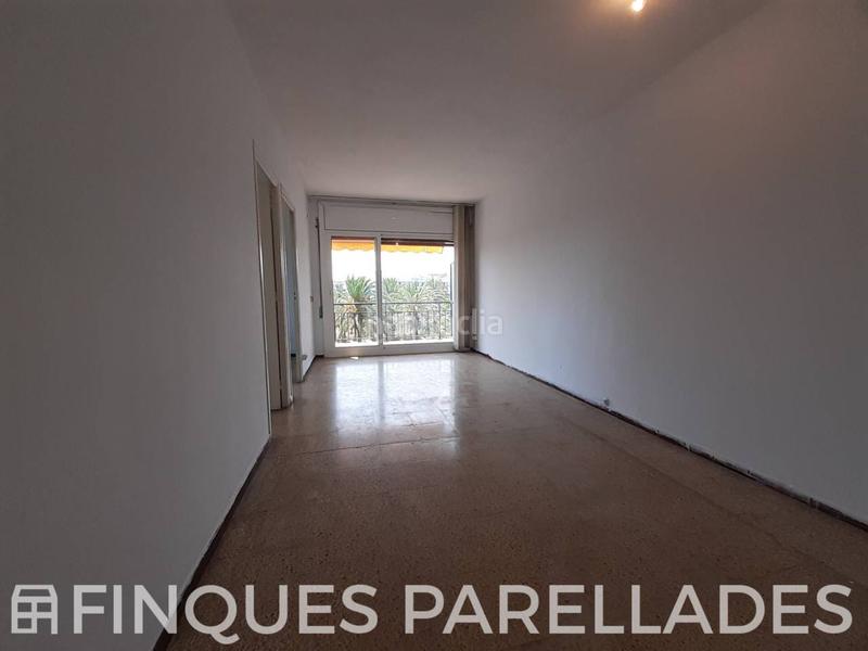 Foto 4c76c97e-42c4-4e47-97a5-5a5d058ea56b. Piso gran piso luminoso esquinero con ascensor para reformar . zona pueblo seco en Sitges