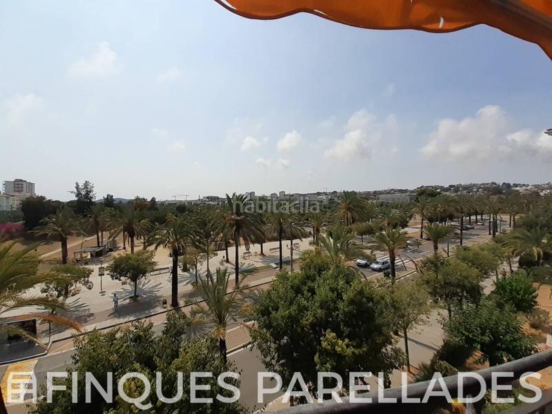 Foto ef119692-261f-4367-b628-e94607313d92. Piso gran piso luminoso esquinero con ascensor para reformar . zona pueblo seco en Sitges