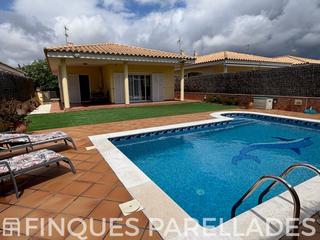 Chalet à Mas d´En Serra - Els Cards. Casa independiente con jardin y piscina privada en parcela de 40