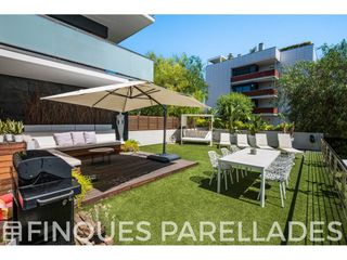 Flat in La Plana. Planta baja con más de 180 m2 de jardines y tarrazas, piscina co