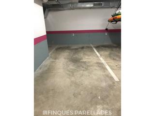 Aparcament cotxe  Artur carbonell. Amplia plaza de parking en el centro de sitges. zona estación. f