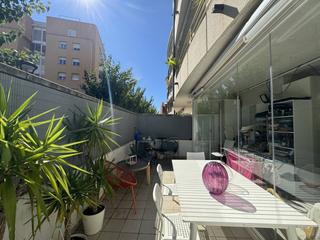 Flat in Centre. Planta baja con gran terraza y piscina comunitaria en el centro