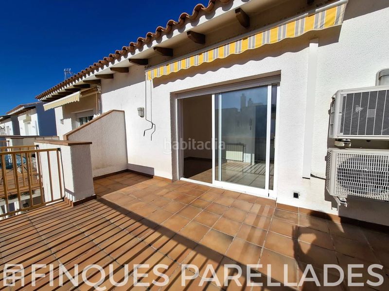 Foto 0dbf0b4d-3e9a-4ef7-a468-4447e63b721f. Casa aparellada amb calefacció aparcament a Can Girona - Terramar - Vinyet Sitges