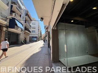 Affitto Locale commerciale  Calle parellades. Local en alquiler en centre