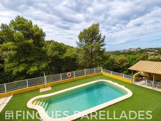 Casa a Canyelles. Casa independiente rodeada de naturaleza en la urbanización cali
