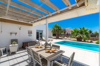 Chalet en Carrer 535 18. Chalet con 4 habitaciones con parking, piscina, calefaccin, air