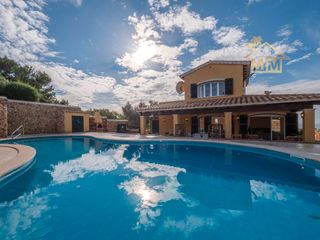 Chalet in Carrer cristòfol colom 241. Chalet con 3 habitaciones amueblado con parking, piscina, aire a