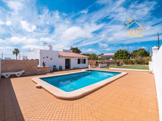 Chalet in Avinguda central. Chalet con 4 habitaciones con piscina y aire acondicionado