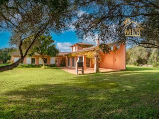 Chalet à Moll de ponent 27. Casa de campo en es castell con piscina y terreno