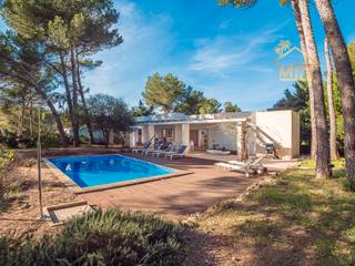 Chalet à Carrer cap de favàritx 178. Chalet en sonparc con licencia turistica y piscina privada