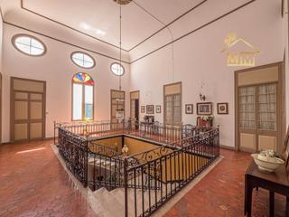 Maison à Carrer de l'església 8. Edificio palacete en mahon en venta para reformar
