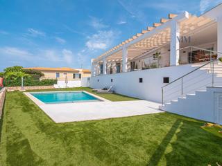 Xalet a Avinguda son remei 12. Chalet con licencia turística en venta en menorca