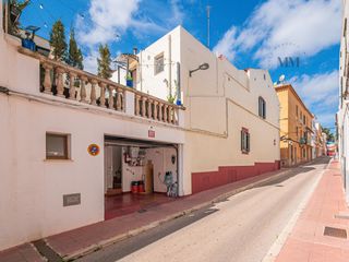 Casa a Tanques del Carme-Fort de l�Eau. Casa esquinera reformada con garaje y patio privado a pocos minu