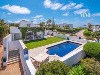 Chalet in Binibèquer. En exclusiva | villa independiente totalmente renovada con licen