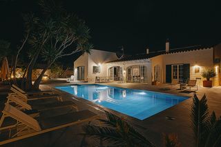 Chalet  Camí de trebaluger 70. Magnífica villa con licencia turística que combina el encanto de