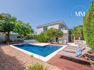 Chalet  Carrer ponent 3a. Fantástica casa con piscina y vistas al mar en santa anna
