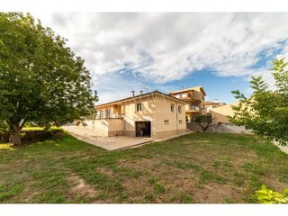 Chalet in Tona. Casa en venta tona