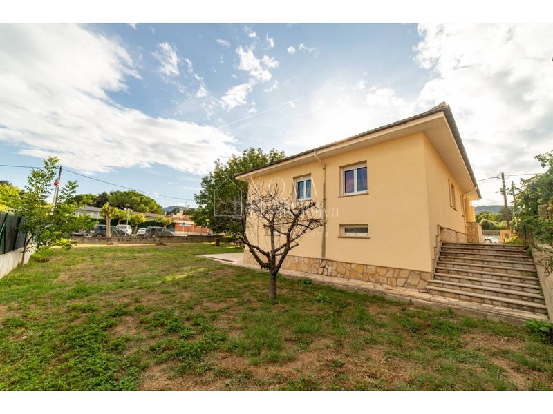 Foto e159b11e-1a9e-49e7-8199-094f8be25185. Chalet casa en venta en Tona