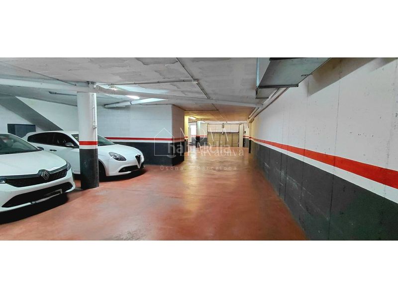 Foto 174a58c3-e3be-43b2-ab81-bb53d8ac07b2. Aparcament cotxe a Centelles