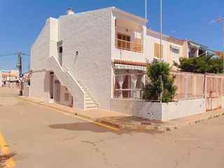 Rez-de-chaussée à Calle del malecón 17. Planta baja con amplia terraza cerca de la playa