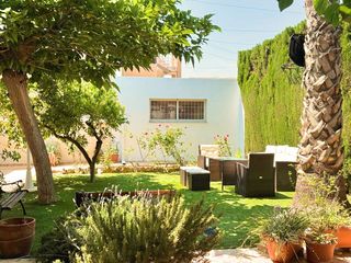 Casa aparellada  Calle oslo 98. Chalet pareado con amplio jardín y piscina
