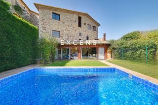Haus in Torrent. Exclusiva casa de pueblo con piscina y ascensor en el corazón de