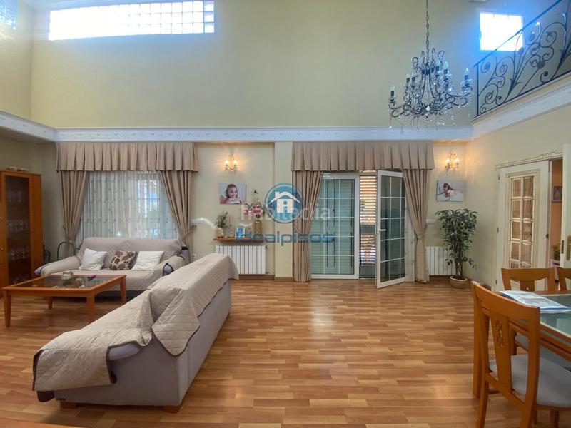 Foto f228875e-f114-4fab-940b-2cb1e0bec326. Chalet avec chauffage parking piscine dans Los Girasoles Sant Vicent del Raspeig