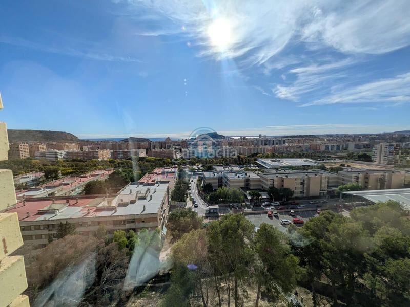 Foto 66acb8bb-985a-4088-a02f-561d87eb673b. Piso sexta planta reformada en los miradores en Juan XXIII Alicante