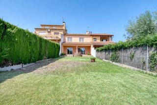 Semi detached house in La Punxa. Acogedora casa de pueblo con amplio jardín y garaje