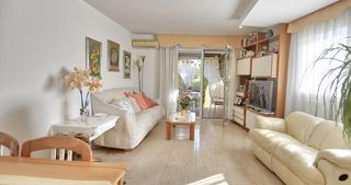 Casa adossada a Molí de Vent-La Sauleda. Casa pareada con jardín y garaje