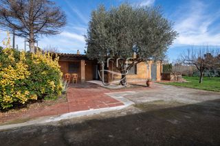 Maison à Mont-ras. Oportunidad casita independiente con jardín y piscina a 4km de l