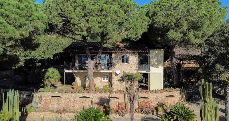 Foto db93f9dc-8919-4a7b-9fdd-038e0dd49c57. Casa adossada amb aparcament a residencial Begur-esclanyà Begur