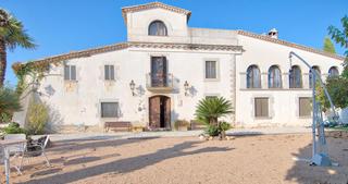 Masia a Mont-ras. Masia del siglo xviii, con jardín parcialmente reformada cerca d