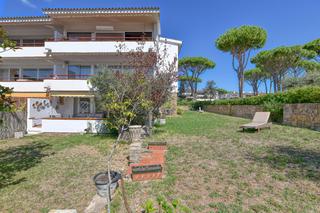 Etagenwohnung  Costa verde. Apartamento en planta baja con jardín privado en calella park