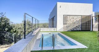 Semi detached house in Begur. Espectacular casa pareada alto standing, con jardín y piscina pr