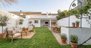 Casa  Calle. Casa de pueblo céntrica con jardín