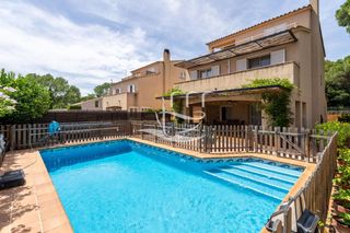 Maison à Calella de Palafrugell. Amplia villa con jardín, garaje muy espacioso y piscina privada.