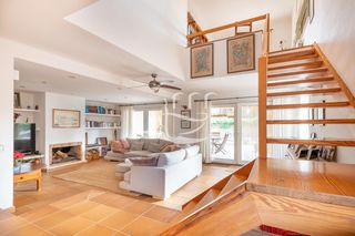 Casa a Calella de Palafrugell. Amplia villa con jardín, garaje muy espacioso y piscina privada.
