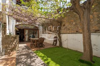 Haus  Palamós. Auténtica casa de pueblo rústica con jardín cerca del centro de