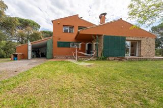 Chalet  Gi-674. Casa con piscina y pista de tenis en llagostera