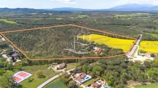 Chalet  Gi-674. Casa en terreno de 17,5ha, con bosque, campos, pista de tennis,