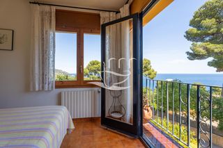 Casa adossada  Costa brava. Casa adosada con garaje para 3 coches, jardines y piscina con vi