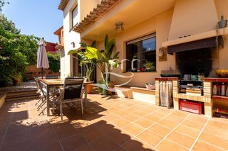 Chalet  Francesc macià. Magnífica casa con jardín, piscina y garaje cerca del centro